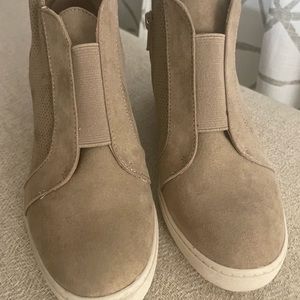 Beige suede bootie, with side zipper